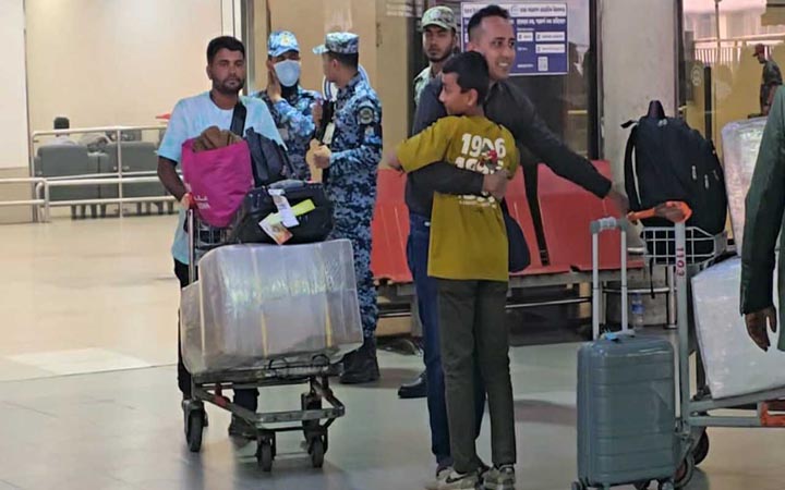 দুবাই থেকে বাংলাদেশিদের ফিরিয়ে আনলো ইউএস-বাংলার বিশেষ ফ্লাইট